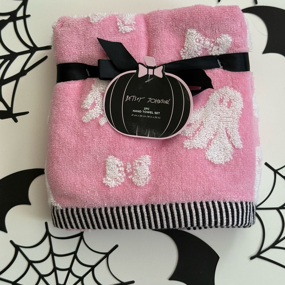 Betsey Johnson Pink and White Hand Towel Set